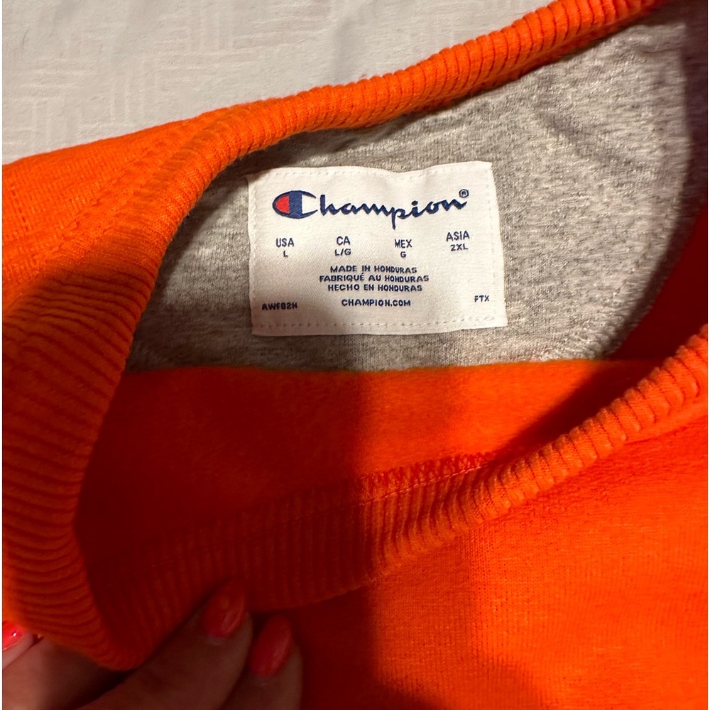 𝅺2 CHAMPION Crew neck Sweatshirts both size Large new without tags